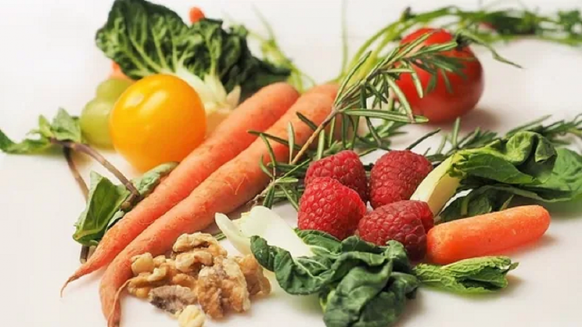 Trong mùa đông, các loại thực phẩm có hàm lượng chất xơ cao được khuyến khích tiêu thụ. Trái cây, rau lá xanh, yến mạch, lúa mạch, gạo lứt, hạt kê nên có trong chế độ ăn uống của bạn.