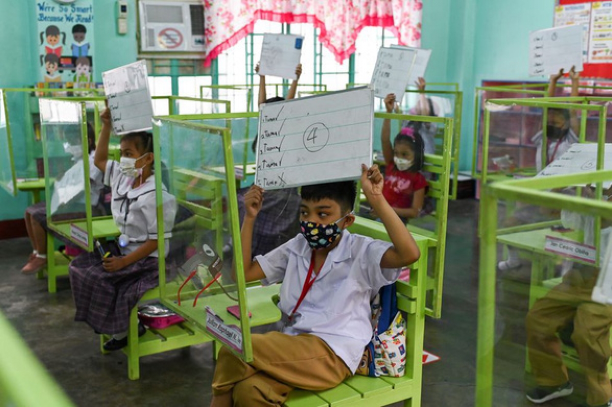 Học sinh trở lại lớp học tại vùng đô thị Manila, Philippines ngày 6/12. Ảnh: Reuters
