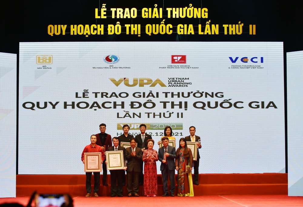 Đại diện Tập đoàn Sun Group nhận 2 giải Vàng VUPA 2021
