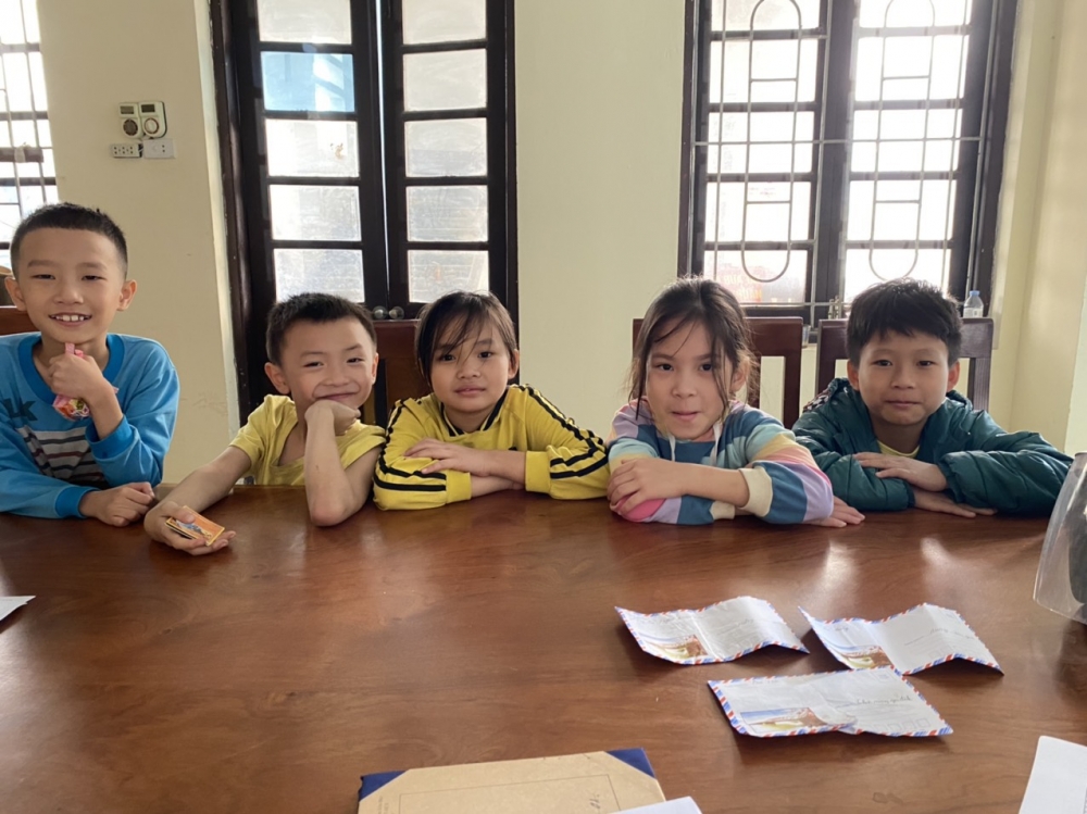 Hà Nội: 5 em học sinh nhờ Công an trả lại tiền cho người đánh rơi