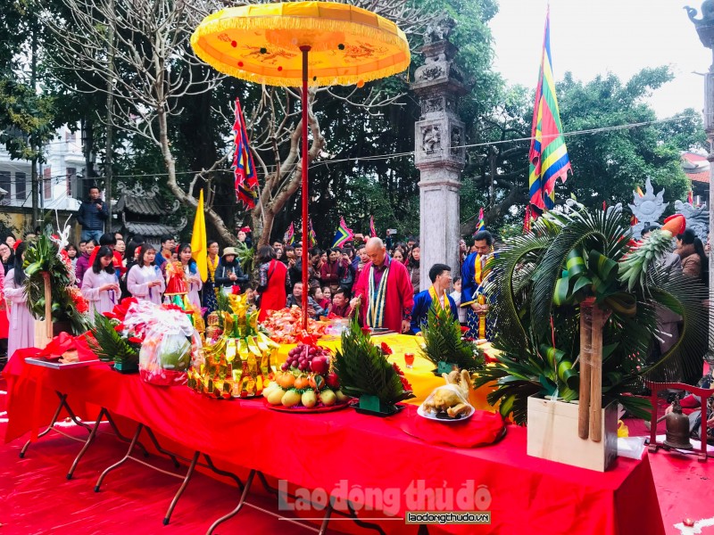 Người dân đội mưa tham dự đại lễ cầu an thuần Việt tại đền Trấn Vũ