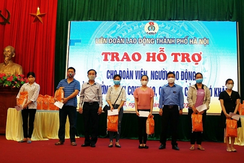 Trao quà hỗ trợ cho công nhân lao động gặp khó khăn huyện Phú Xuyên