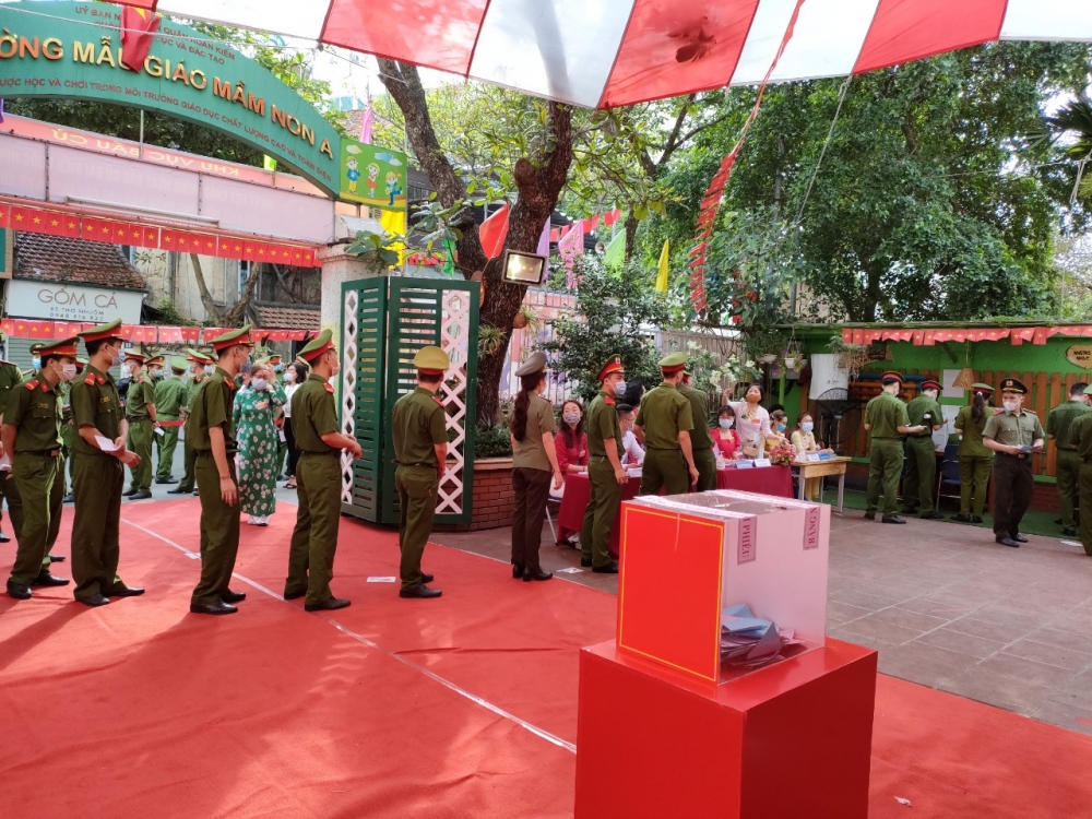 Cán bộ, chiến sĩ Công an thành phố Hà Nội nô nức đi bầu cử