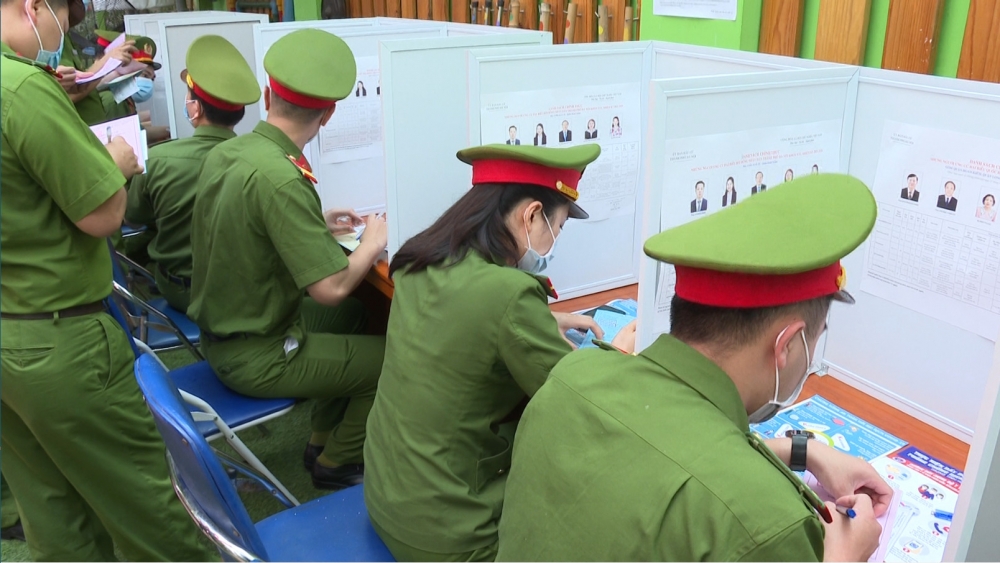 Cán bộ, chiến sĩ Công an thành phố Hà Nội nô nức đi bầu cử