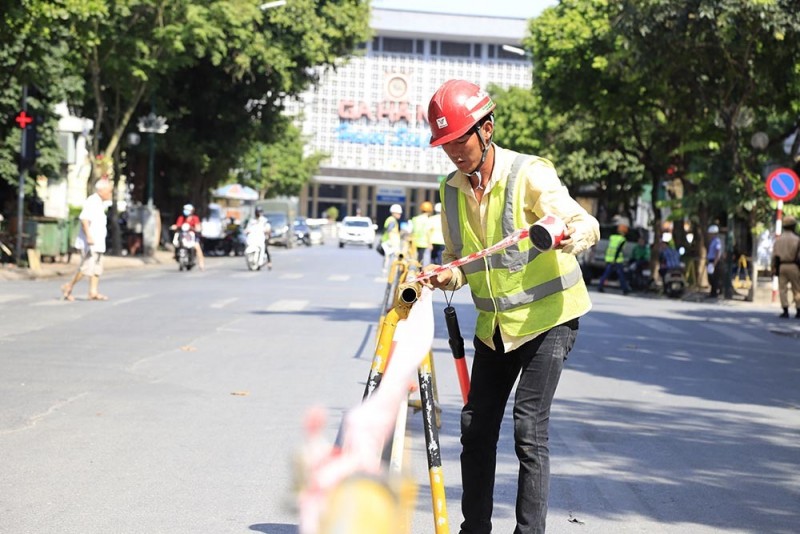 Rào chắn đường Trần Hưng đạo để thi công nhà ga S12