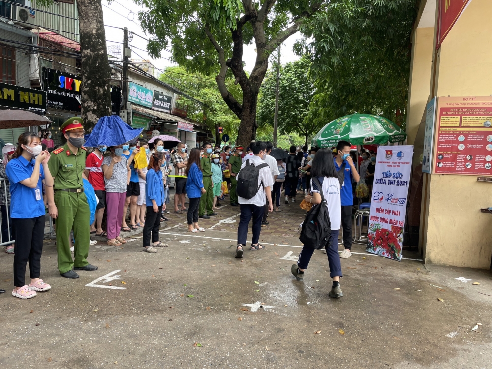 Thanh niên Thủ đô dầm mưa đồng hành cùng thí sinh