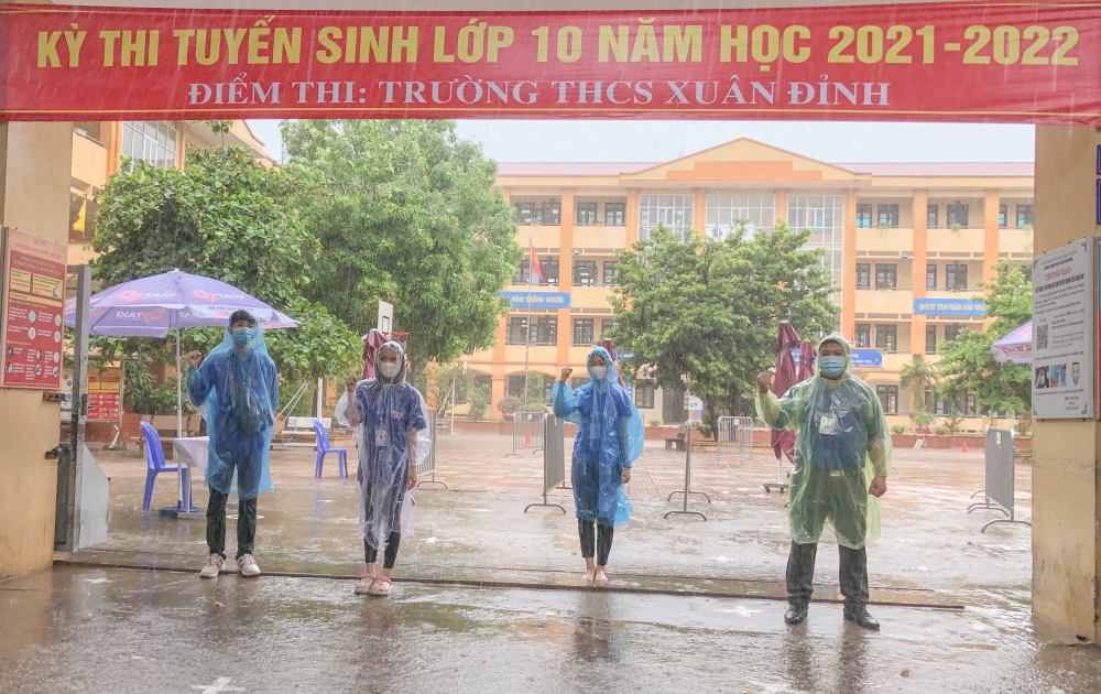 Thanh niên Thủ đô dầm mưa đồng hành cùng thí sinh