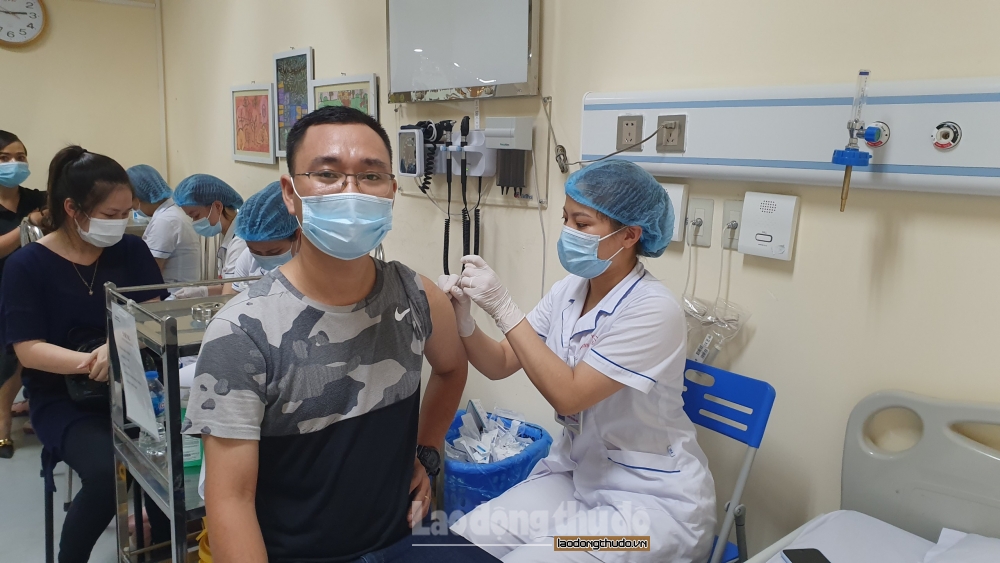 Bệnh viện E tiêm vắc xin phòng Covid-19 cho cán bộ, phóng viên, người lao động