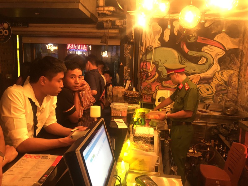 Hà Nội: Kiểm tra nhiều quán bar, thu giữ hơn 10.000 quả bóng cười