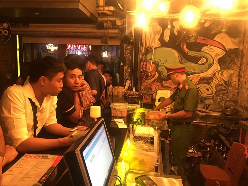 Hà Nội: Kiểm tra nhiều quán bar, thu giữ hơn 10.000 quả bóng cười
