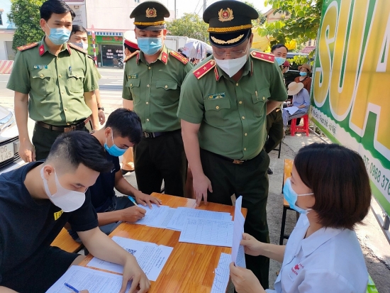 Giám đốc Công an thành phố Hà Nội kiểm tra tại các chốt kiểm soát dịch