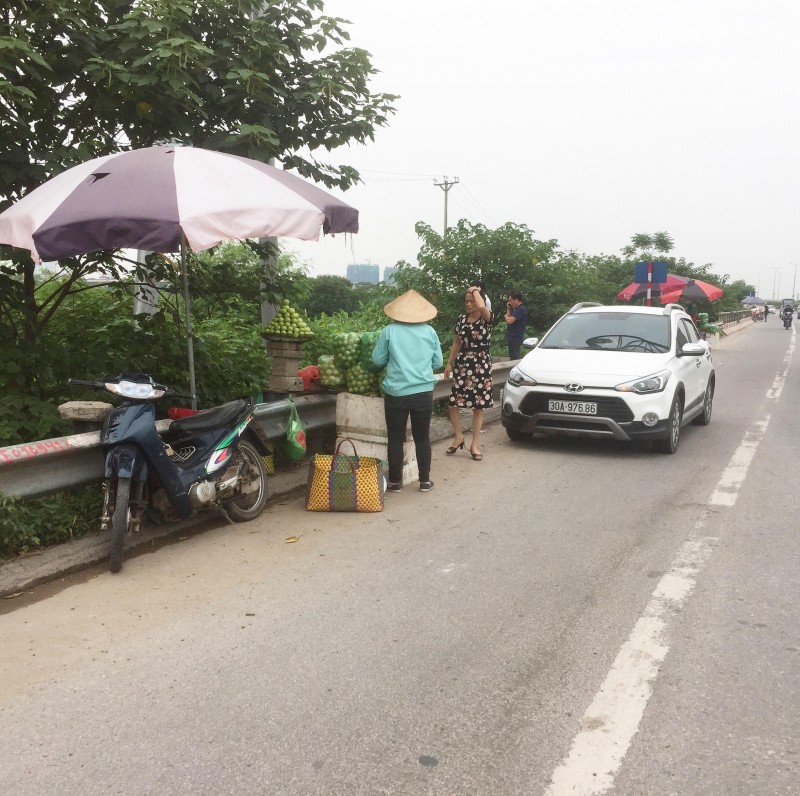 Bán hàng rong trên cầu Thanh Trì: Hiểm họa tai nạn giao thông