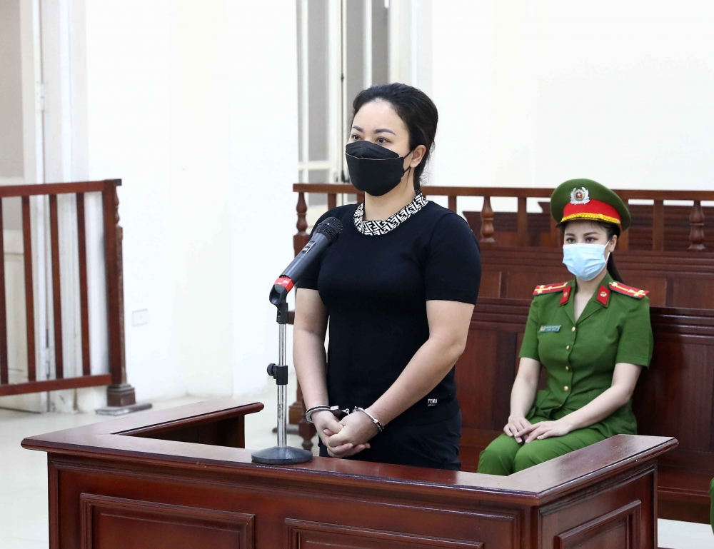 Nữ chủ quán karaoke Linh Dương lĩnh 12 tháng tù vì chống đối lực lượng phòng, chống dịch Covid-19