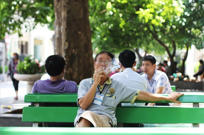Xử lý nghiêm hành vi hút thuốc lá nơi công cộng
