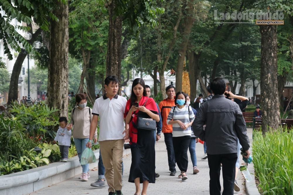 Hà Nội xử phạt người không đeo khẩu trang tại phố đi bộ Hồ Gươm