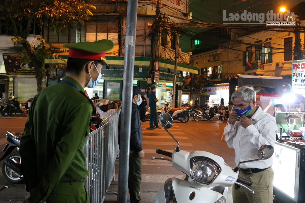 Hà Nội xử phạt người không đeo khẩu trang tại phố đi bộ Hồ Gươm
