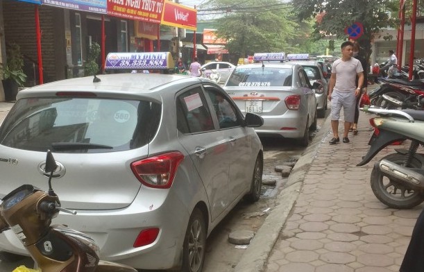 Đường Đình Thôn: Xe Taxi dừng đỗ tràn lan dưới lòng đường gây cản trở giao thông
