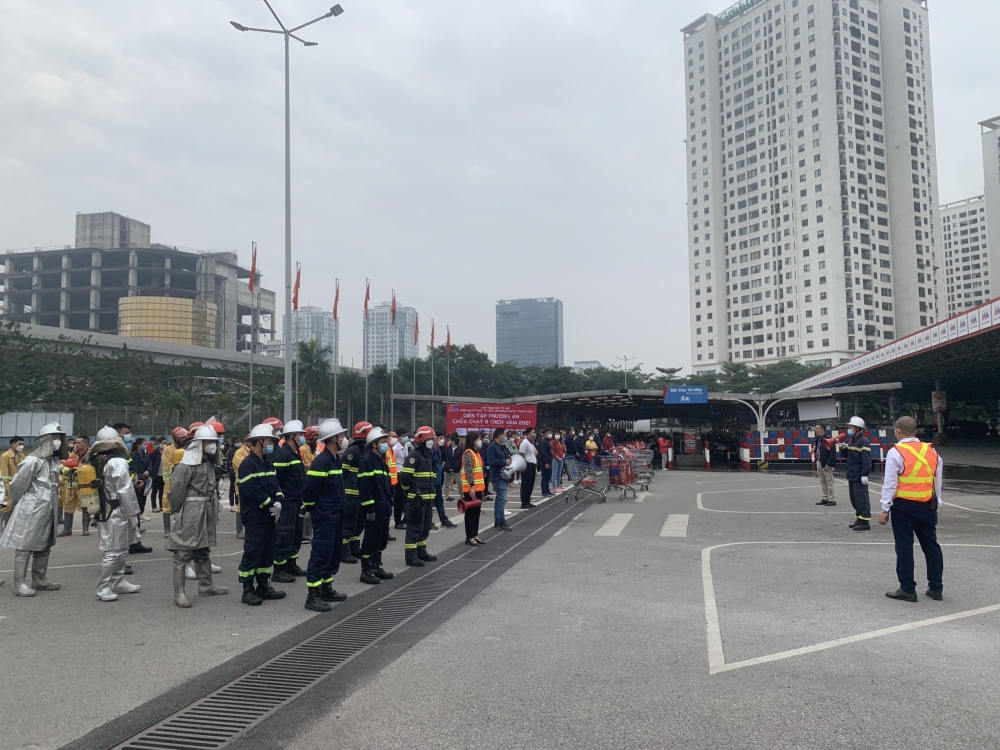Công an quận Bắc Từ Liêm tổ chức diễn tập phòng cháy chữa cháy tại Trung tâm thương mại MM Mega Market Thăng Long
