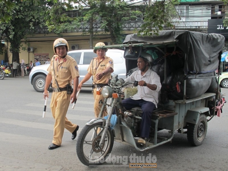 Xem xét dừng xe ba bánh tại Hà Nội: Cần thêm lộ trình!