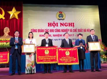 Công đoàn các KCN-CX Hà Nội: Nhận cờ đơn vị xuất sắc của Tổng LĐLĐ Việt Nam