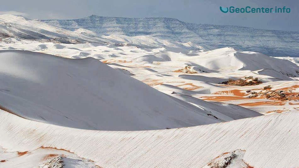 Tuyết rơi bất thường trên sa mạc Sahara
