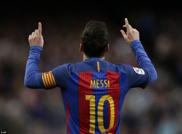 Lập siêu phẩm sút phạt, Messi đi vào lịch sử Barcelona