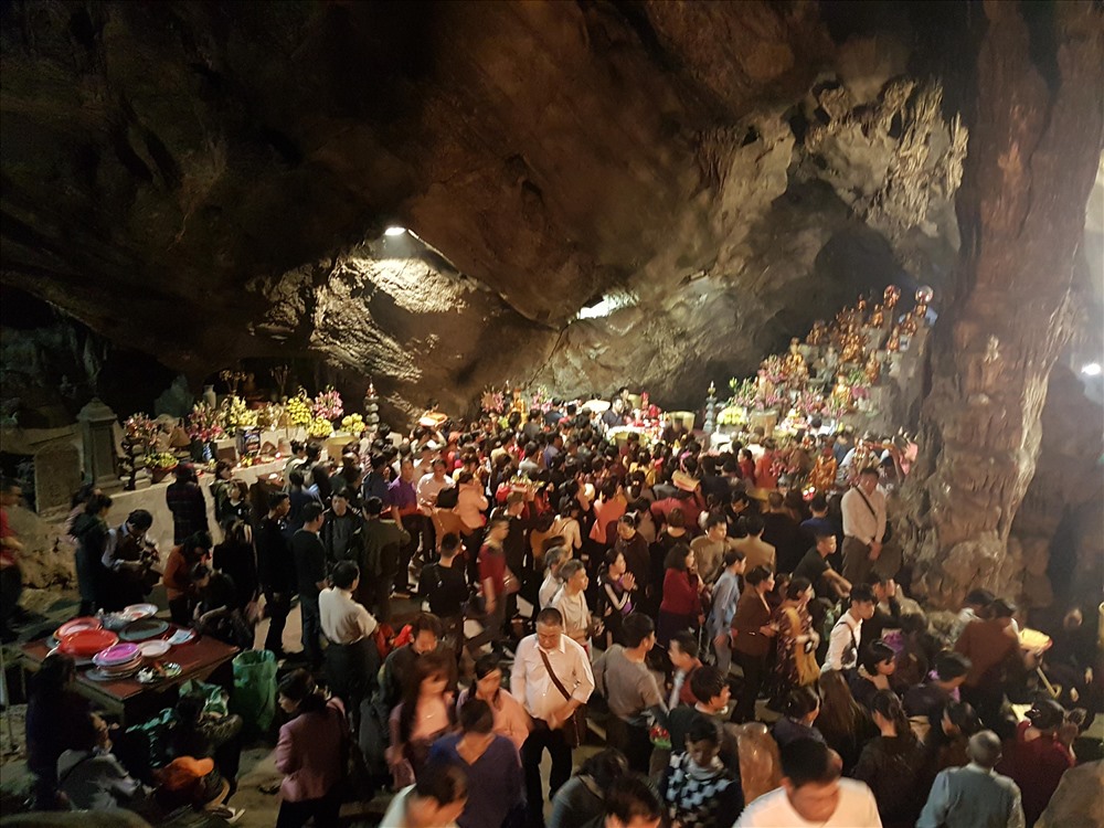 Hôm nay, chính thức khai hội chùa Hương: Hàng vạn người chen chân đi trẩy hội