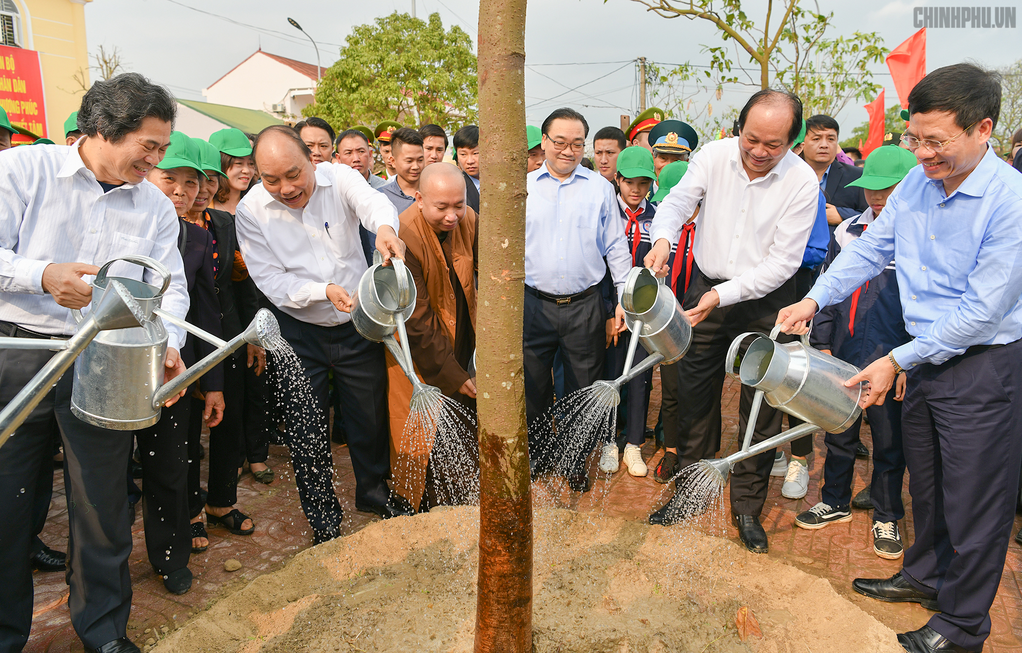 Trồng cây để làm môi trường sống xanh, sạch!