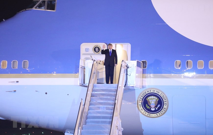 Hình ảnh đón Tổng thống Mỹ Donald Trump ở sân bay Nội Bài