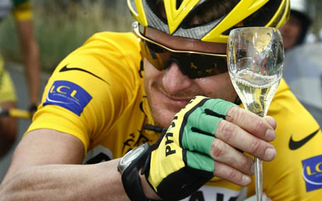 Chỉ 5 ngày sau khi giành vô địch Tour de France 2006, Floyd Landis bị phát hiện có tỷ lệ “testosterone/epitestosterone bất thường” ở mẫu thử ở chặng 17. Kết quả, tay đua này đã bị tước áo vàng và đồng thời bị cấm thi đấu 2 năm. Trước khi Lance Armstrong bị “đưa ra ngoài ánh sáng”, đây là scandal doping gây sốc nhất làng đua xe đạp.