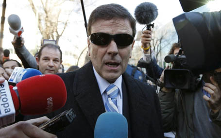 Cuộc điều tra kéo dài 7 năm có tên Operation Puerto nhắm vào bác sĩ người Tây Ban Nha, Eufemiano Fuentes đã mang tới kết quả chấn động. Người đàn ông này cùng em gái của mình đã mở ra trung tâm để… cung cấp các chất cấm như EPO, testosterone, hormone tăng trưởng và insulin cho những VĐV có nhu cầu. Điều đáng nói, sau đó, Tòa án Tây Ban Nha đã không truy cứu tới cùng vụ này và chỉ phạt bác sĩ Eufemiano Fuentes 1 năm án tù treo. Đây là vụ điều tra doping lớn nhất trong lịch sử làng thể thao nhưng rõ ràng, án phạt cuối cùng lại không làm hài lòng mọi người.