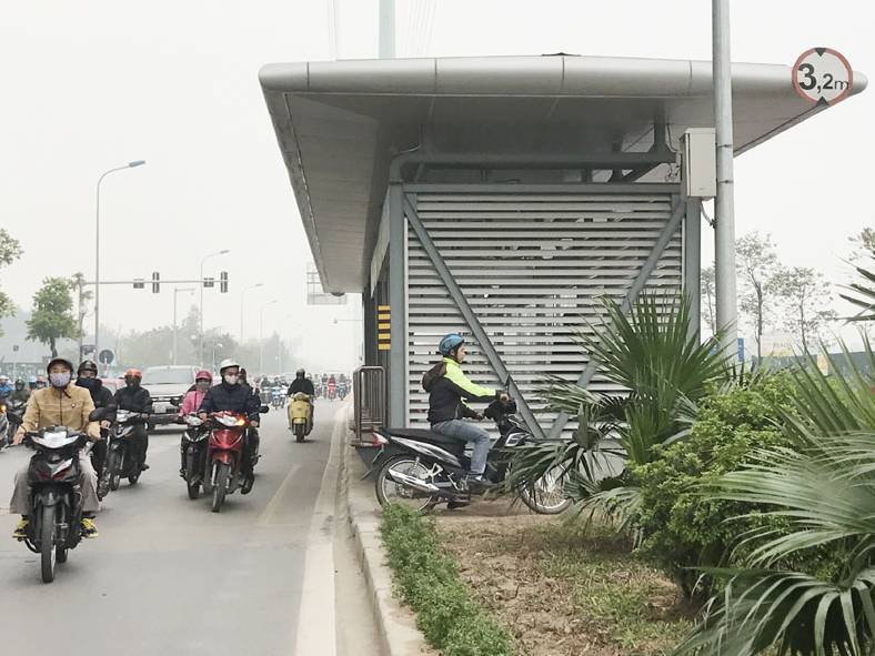 Đua nhau leo dải phân cách nhà chờ xe buýt BRT