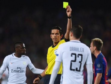 UEFA có thể phạt trọng tài điều khiển trận Barcelona - PSG
