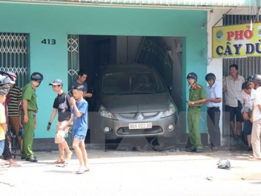 Nhân viên rửa xe lùi ôtô bất cẩn, đâm hai người bị thương nặng
