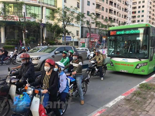 Xe máy, ôtô thản nhiên nối đuôi chiếm ‘lãnh địa” buýt nhanh BRT