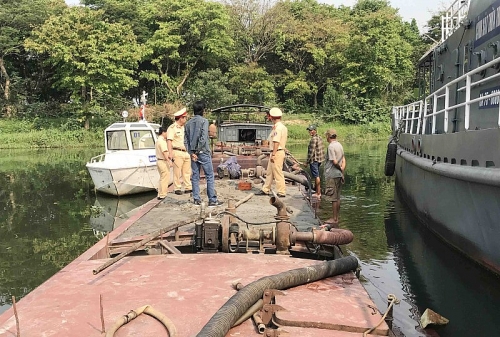 Thừa Thiên Huế: Bắt thuyền khai thác cát trái phép trên sông Hương