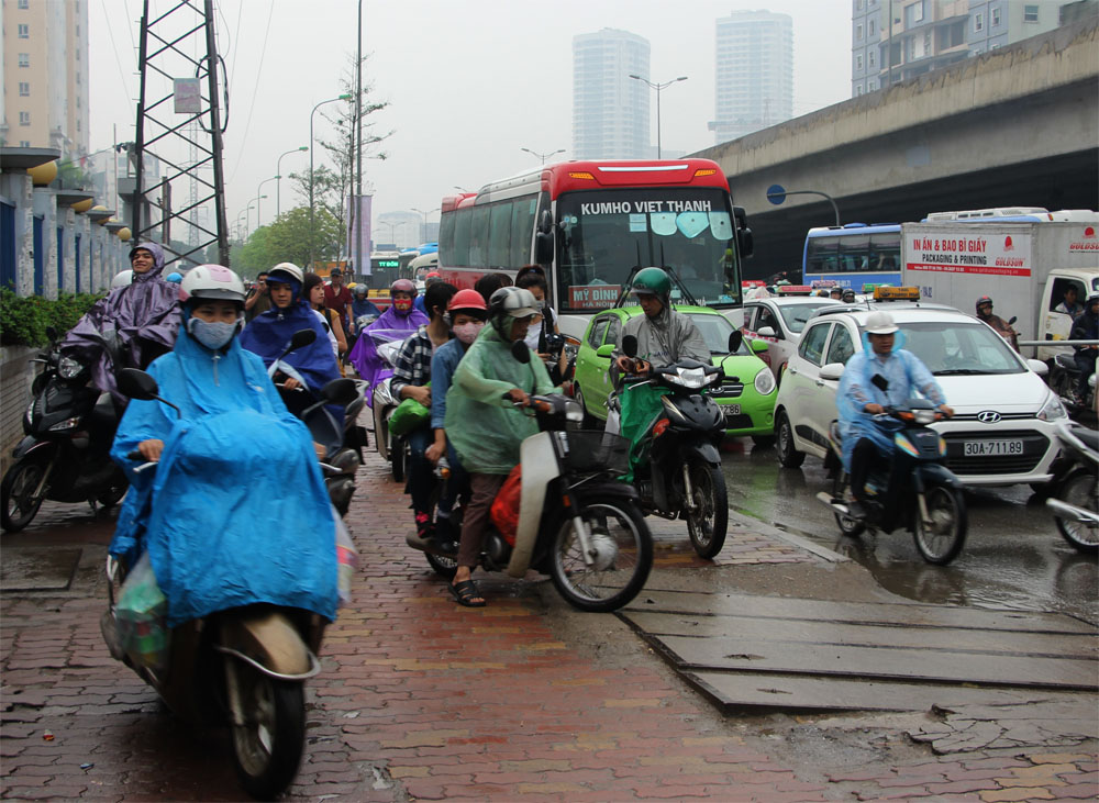 dong nguoi do ve que nghi le giao thong ha noi hon loan