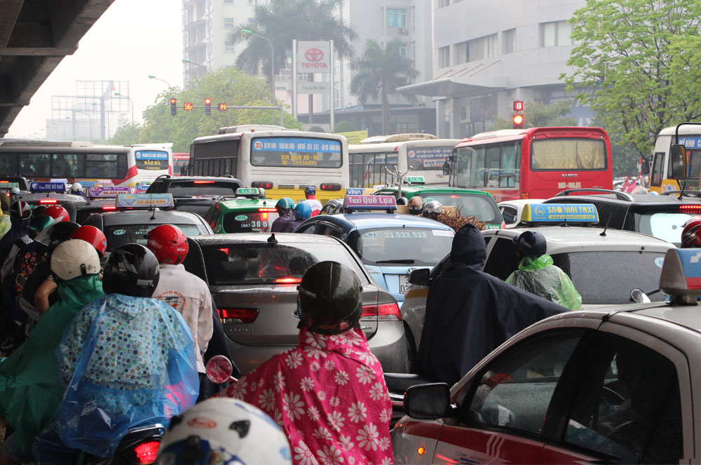 dong nguoi do ve que nghi le giao thong ha noi hon loan