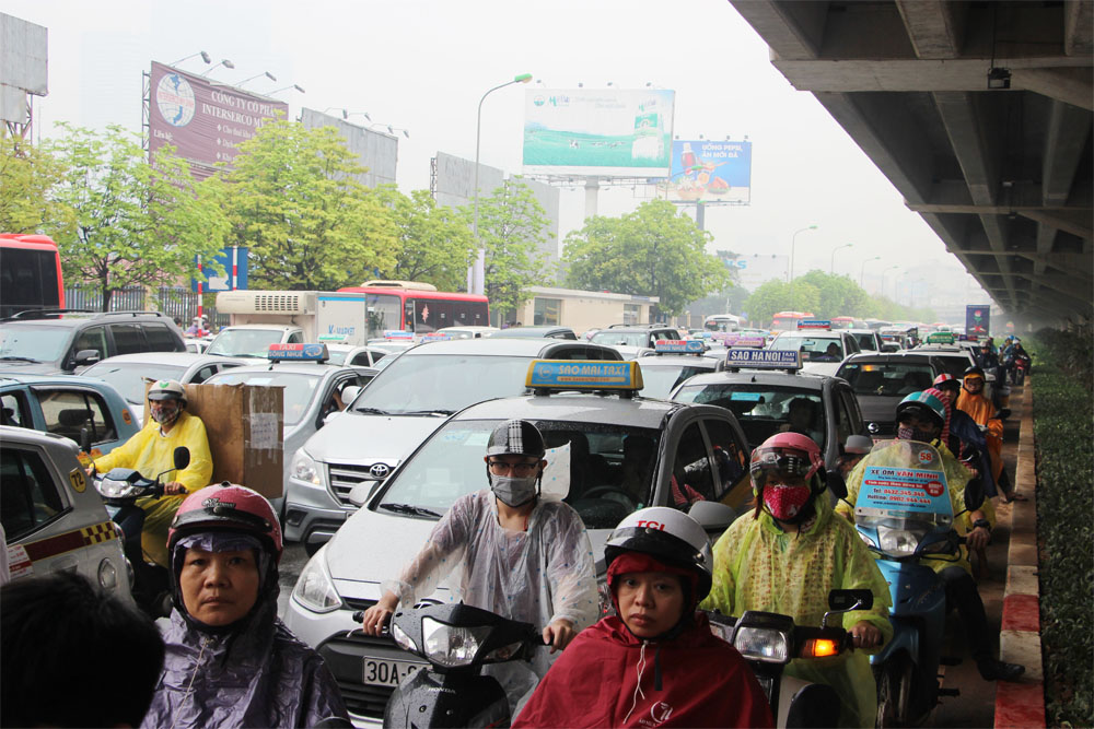 dong nguoi do ve que nghi le giao thong ha noi hon loan