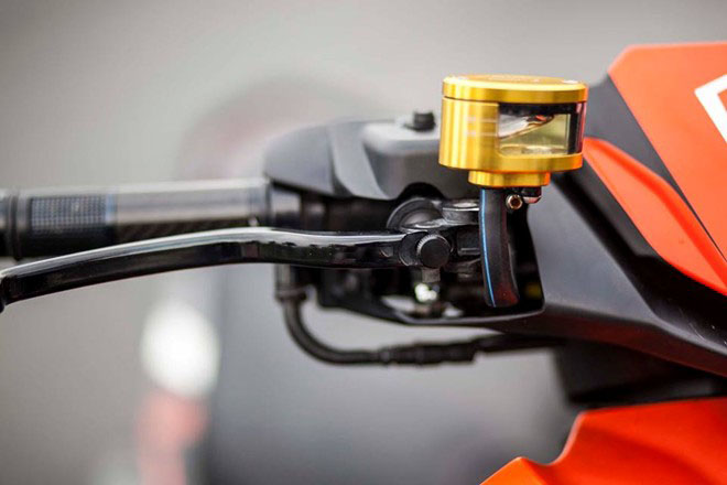 Bạn đã định kỳ thay dầu phanh xe máy chưa?