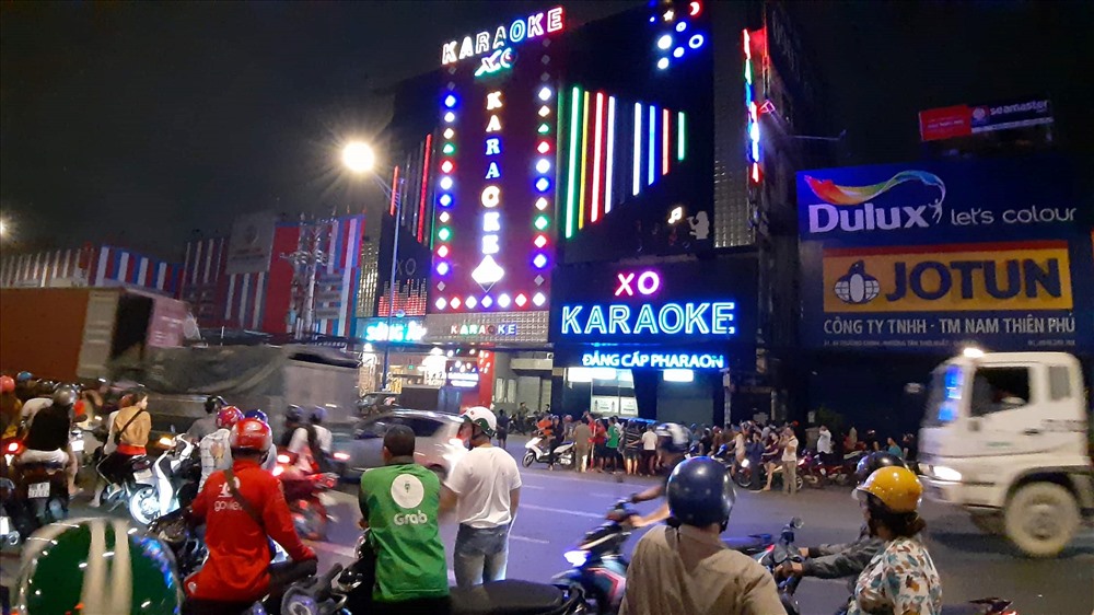 Người hiếu kỳ thức xuyên đêm xem công an khám karaoke của Phúc XO