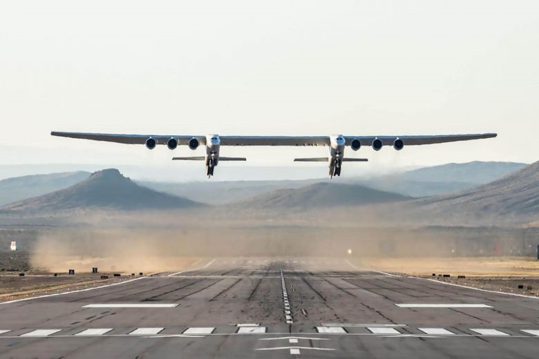 Máy bay lớn nhất thế giới lần đầu tiên cất cánh ở Mỹ