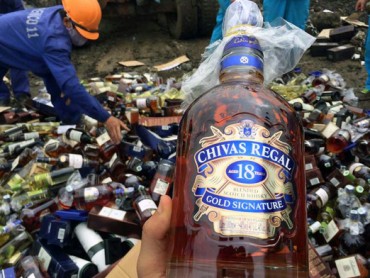 Hà Nội: Tiêu hủy 190 tấn rượu không rõ nguồn gốc
