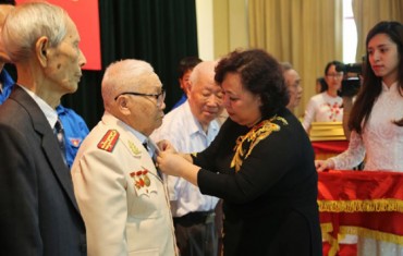 Chủ tịch HĐND TP trao Huy hiệu Đảng tại quận Đống Đa