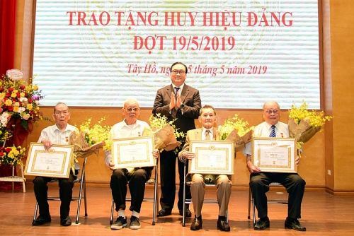 Hà Nội trao Huy hiệu Đảng cho 7.051 đảng viên