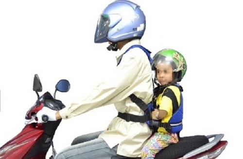 Bố mẹ Việt cần lưu ý gì khi chở con nhỏ đi bằng xe máy?