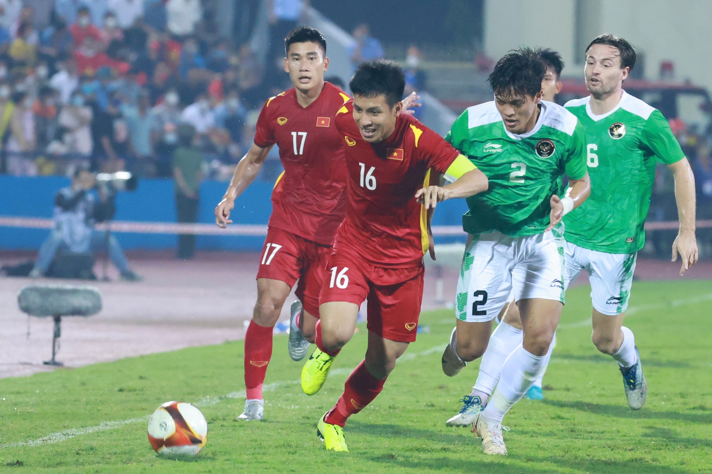 Hùng Dũng ghi bàn giúp U23 Việt Nam dẫn U23 Indonesia 2-0. Ảnh: Hải Nguyễn