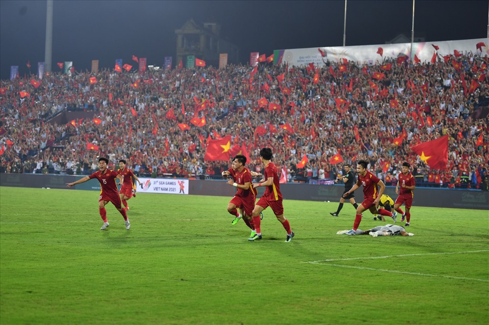 Nhưng bóng đá đôi khi có những câu chuyện thú vị, để U23 Việt Nam có thể giữ lại tấm huy chương vàng SEA Games. Ảnh: Hải Nguyễn