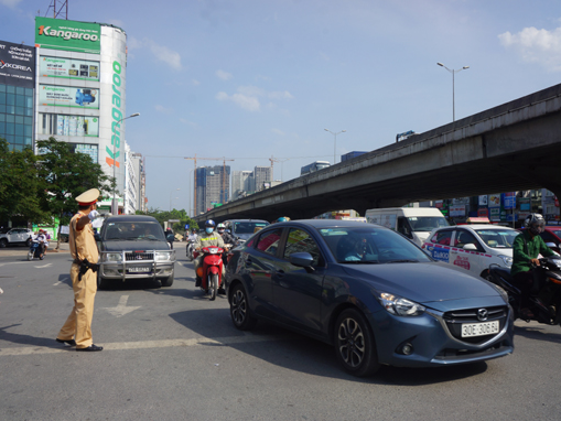 Cảnh sát giao thông căng mình giữa nắng nóng