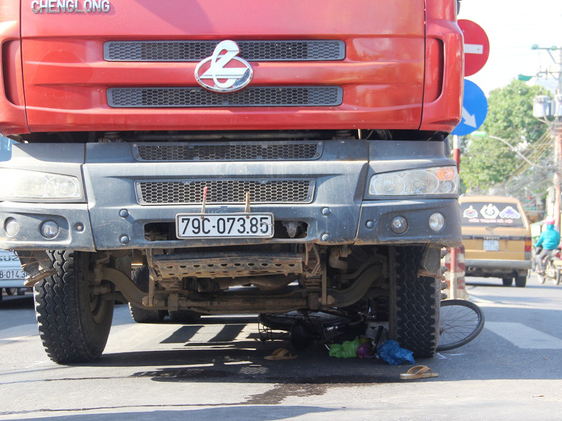 Xe ben gây tai nạn, dân la ó bắt tài xế cứu nạn nhân